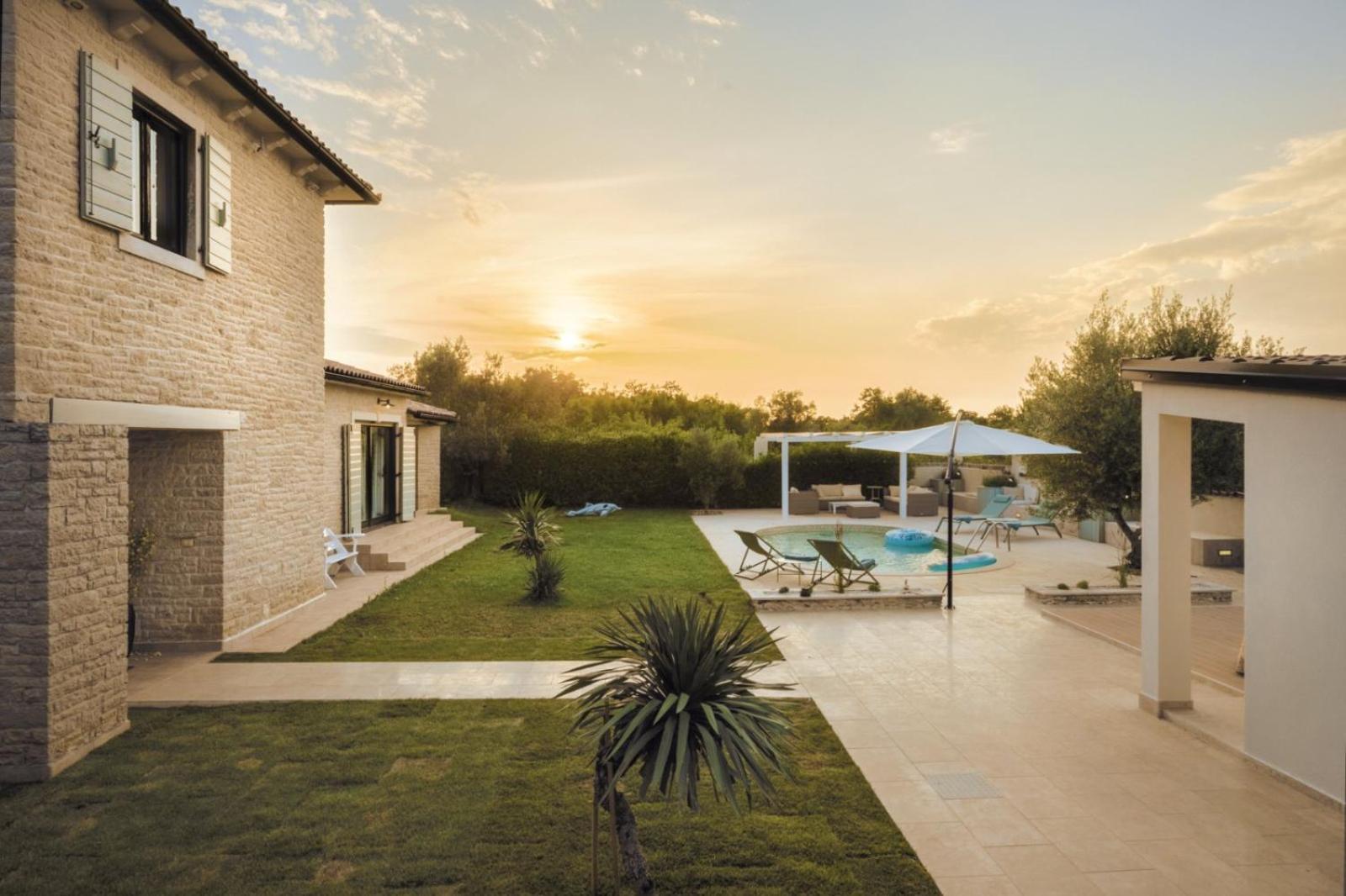 Luxury Villa In Istria - 9,000 Sqm Private Estate With Pool & Sauna, 15 Min To Sea, Near Fazana, 3 Bedrooms Juršići Extérieur photo